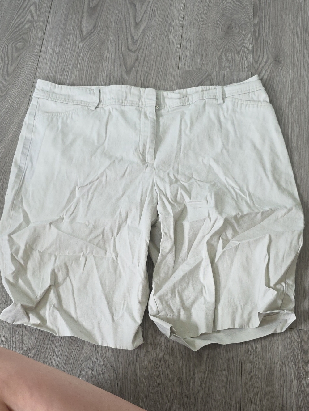 113 - Talbots White Bermuda Shorts
